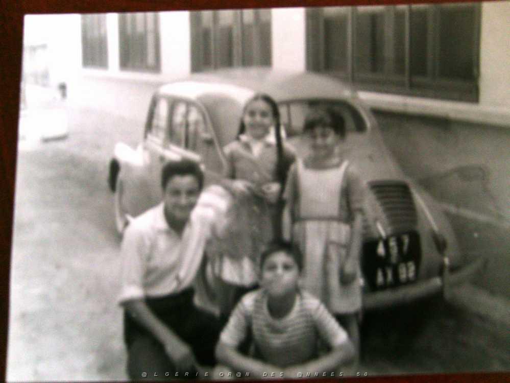 MAX ALZERAH 1053 a gauche rene a droite corinne moi max devant photo prise devant notre maison.jpg